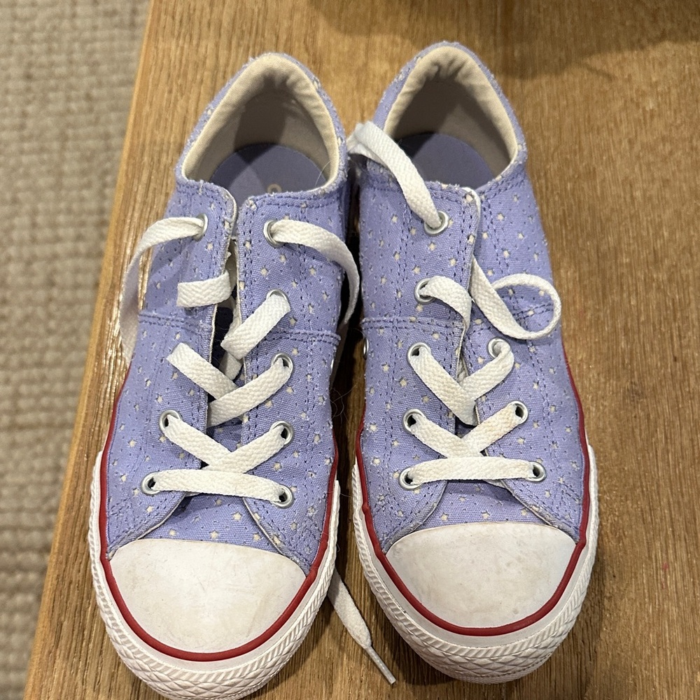 Adorable purple converse with stars